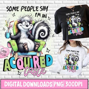 Pode incluir: Download digital com um desenho animado de um gambá numa cadeira, segurando uma bebida, com o texto "SOME PEOPLE SAY I'M AN ACQUIRED TASTE". O design está numa camiseta preta e numa camisola branca. Um balão de coração rosa diz "Sassy By Sue."
