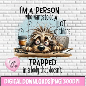 Op de afbeelding: Een digitale illustratie van een cartoonhond met een vermoeide uitdrukking die aan een bureau zit met een kopje koffie, een bril en een notitieblok. De tekst luidt "Ik ben een persoon die veel wil doen, gevangen in een lichaam dat dat niet kan".
