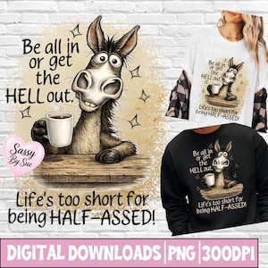 Può includere: Una grafica scaricabile digitalmente con un asino dei cartoni animati che tiene una tazza di caffè, con il testo "Be all in or get the HELL out." e "Life's too short for being HALF-ASSED!" Il design è disponibile su una t-shirt bianca e una felpa nera.