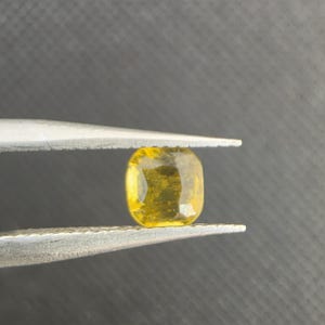 Piedra preciosa de clinozoisita natural rara de 0,6 ct, de calidad de coleccionista, corte de precisión de 4,9 mm.