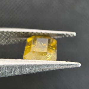 Puede incluir: Un letrero de madera hecho a mano con el texto "Welcome to our home" en un estilo manuscrito. El letrero está pintado de blanco con letras negras y un acabado envejecido, ideal para la decoración del hogar.