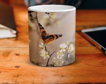 Schmetterlings-Kaffeetasse: Blühender Zweig, lebendige Frühlingsfarben