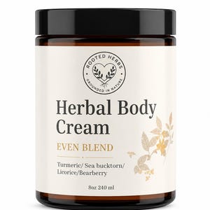 Puede incluir: Un frasco de vidrio marrón con tapa negra que contiene crema corporal herbal. La etiqueta presenta un logotipo de corazón con el texto Rooted Herbs Grounded In Nature, Even Blend, y Turmeric/ Sea buckthorn/ Licorice/Bearberry, 240 ml.