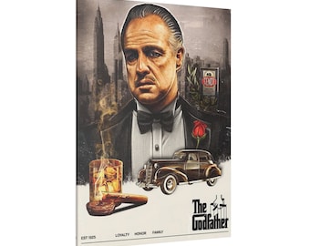 Puede incluir: Un póster de estilo vintage con un retrato de Don Vito Corleone, el Padrino, con un traje negro y corbata de lazo. El póster incluye un coche clásico, un vaso de whisky y un cigarro. El texto "The Godfather" se muestra en la parte inferior del póster, junto con las palabras "EST 1925", "LOYALTY", "HONOR" y "FAMILY".