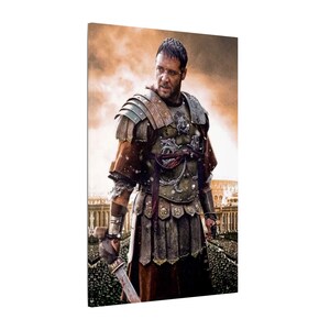 Könnte beinhalten: Leinwanddruck mit einem Gladiator in voller Rüstung, der ein Schwert hält. Das Bild zeigt eine braune und bronzefarbene Farbpalette, vor dem Hintergrund eines Kolosseums und einer Menschenmenge. Der Krieger ist das zentrale Motiv.