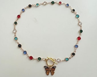 Cadena de acero inoxidable de color dorado con gargantilla con dije de mariposa y cuentas de arcoíris.