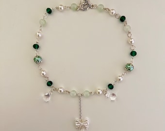 Bosque verde esmeralda lazo blanco claro lágrima gota collar gargantilla frieren anime kawaii lindo encantador coqueta joyería con cuentas