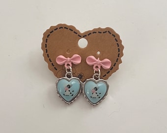 Lindos pendientes de naturaleza coqueta vintage kawaii cottage core con tachuelas de cinta de lazo rosa y encanto de corazón azul moo de vaca