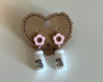 Pendientes femeninos encantadores con temática de vaca kawaii con pendiente de flor rosa y dije de botella de leche de vaca blanca