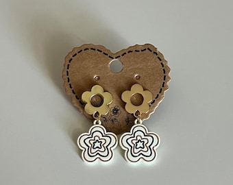 Linda coqueta kawaii cottage core de inspiración coreana y2k pendientes de arcilla en forma de flor marrón con tachuelas de flores de color dorado colgantes