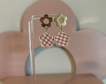 Lindo coqueta elegante hermosa flor aretes de color dorado con encanto de flor de guinga a cuadros marrón rosa