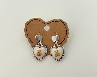 Amante de los osos temática kawaii linda coqueta cabaña núcleo estilo vintage encanto de corazón blanco con tachuelas de corazón y colgante de oso pardo colgante