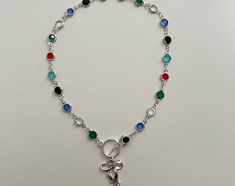 Bonita cadena de acero inoxidable de color plateado con gargantilla con dije de cinta de lazo estilo coqueta y cuentas de arcoíris