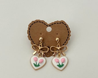 Pendientes de color dorado con conector de cintas de arcos y tulipán de flor de corazón rosa blanco colgantes colgantes linda coqueta vintage hecha a mano