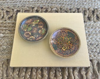 Juego vintage de 2 cuencos de latón cloisonné con diseño floral para guardar objetos pequeños.