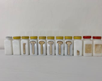 赤い蓋が付いたヴィンテージミルクガラスのスパイスジャー、アールデコ