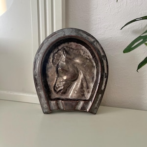 Posacenere vintage in ceramica metallica a forma di cavallo