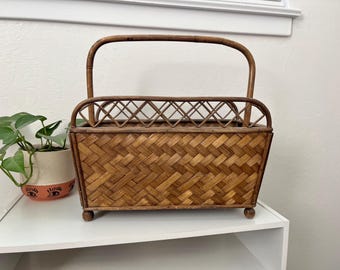 Revistero de bambú y ratán estilo bohemio vintage