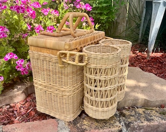 Cesta de picnic vintage de mimbre tejida a mano con soporte para botellas de vino.