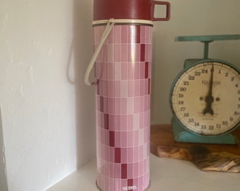 Geometriskt mönster med vintagetermos