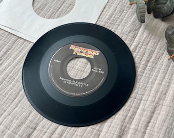 Disco de vinilo de 7 pulgadas de Elvis Presley con el tema "Beginnings" al estilo de Elvis.