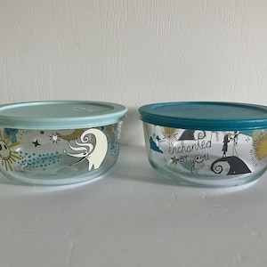 Könnte beinhalten: Ein Set aus drei Keramikbechern mit gesprenkelter, matter Oberfläche. Jeder Becher hat eine andere Farbe: hellblau, cremefarben und grau. Die Becher haben ein schlichtes, modernes Design und einen bequemen Griff.