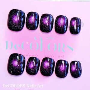 Ręcznie robione fioletowe, gwieździste niebo, naklejane paznokcie: okrągłe paznokcie imprezowe