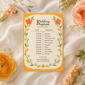 Könnte beinhalten: Eine rechteckige Hochzeits-Programmkarte mit cremefarbener Mitte und leuchtend gelbem Rand. Die Karte zeigt eine florale Rankenillustration mit orangefarbenen Blüten und grünen Blättern sowie den Zeitplan für Ophelia und Henry am 22.08.2028.