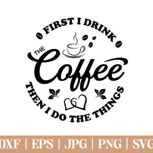 Puede incluir: Diseño gráfico en blanco y negro con un círculo que contiene el texto "First I drink the coffee then I do the things". El gráfico también incluye una taza de café estilizada con vapor y granos de café.