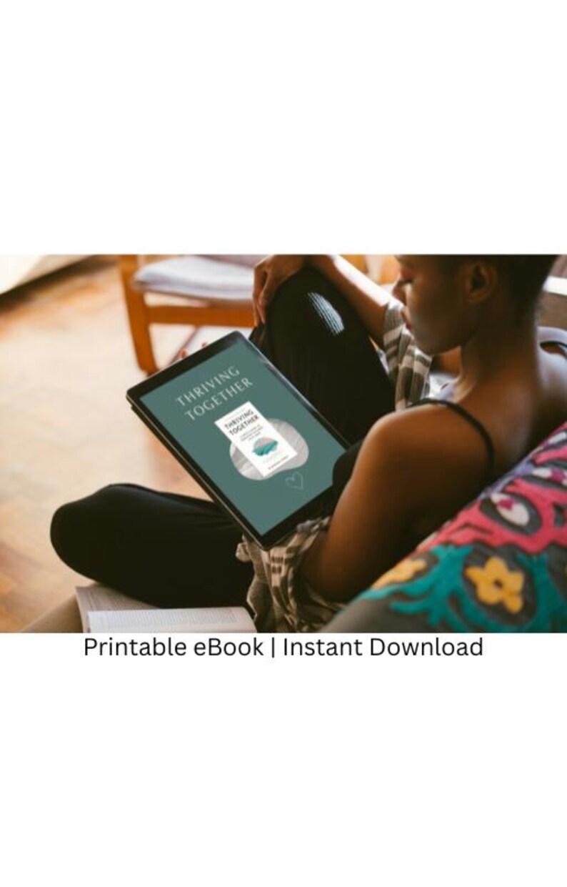 K&ouml;nnte beinhalten: Ein Tablet zeigt den Text "Thriving Together" auf t&uuml;rkisfarbenem Hintergrund. Das Tablet zeigt auch eine Grafik eines Gehirns und eines Herzens. Das Bild ist ein druckbares eBook.