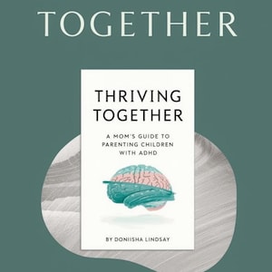 K&ouml;nnte beinhalten: Buchcover f&uuml;r "Thriving Together" mit dem Titel in wei&szlig;en Gro&szlig;buchstaben. Das Buch ist ein Ratgeber f&uuml;r Eltern von Kindern mit ADHS. Das Cover zeigt eine Gehirnillustration in T&uuml;rkis und Rosa.