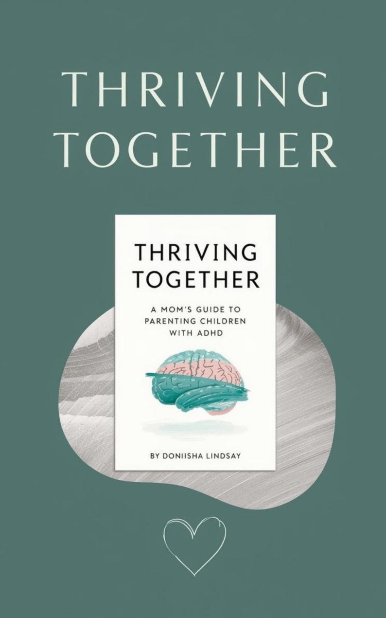 K&ouml;nnte beinhalten: Buchcover f&uuml;r "Thriving Together" mit dem Titel in wei&szlig;en Gro&szlig;buchstaben. Das Buch ist ein Ratgeber f&uuml;r Eltern von Kindern mit ADHS. Das Cover zeigt eine Gehirnillustration in T&uuml;rkis und Rosa.