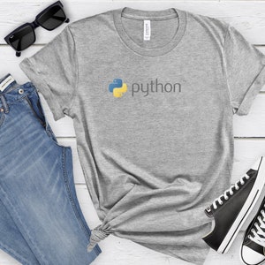 Peut inclure: Un t-shirt gris avec un logo Python jaune et bleu et le mot "python" imprim&eacute; sur le devant.