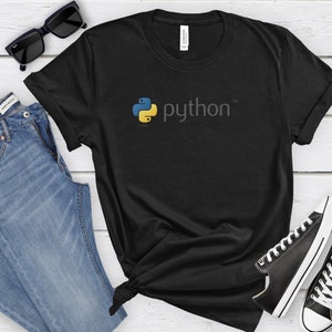 Peut inclure: T-shirt noir avec un logo Python jaune et bleu et le mot "python" en blanc.