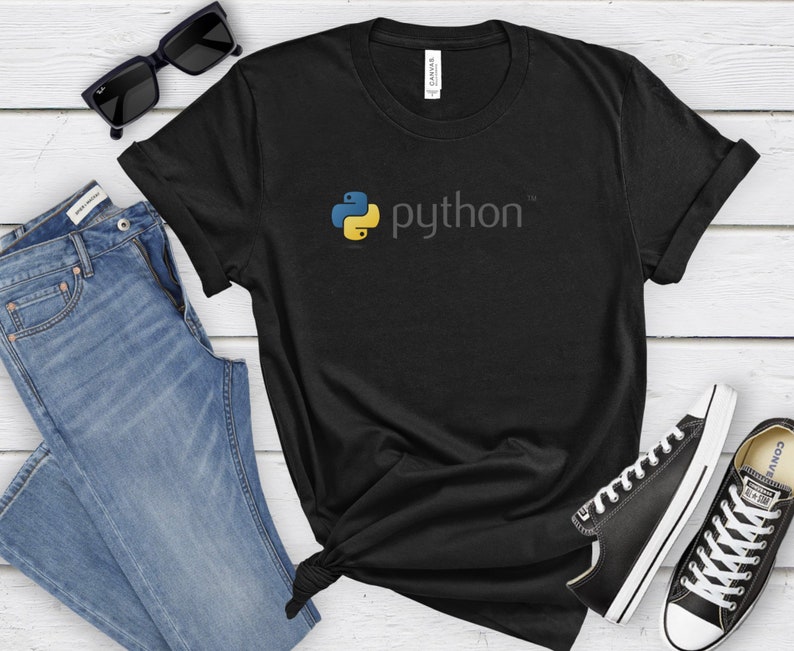 Peut inclure: T-shirt noir avec un logo Python jaune et bleu et le mot "python" en blanc.