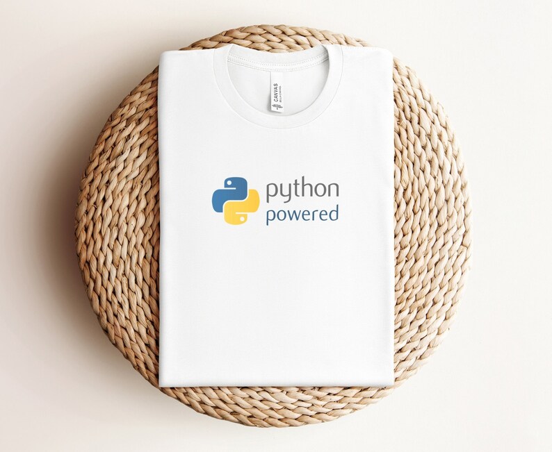 Peut inclure: T-shirt blanc avec un logo Python bleu et jaune et le texte "python powered".