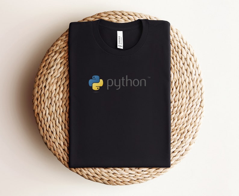Peut inclure: T-shirt noir avec un logo Python jaune et bleu et le mot "python" en blanc.