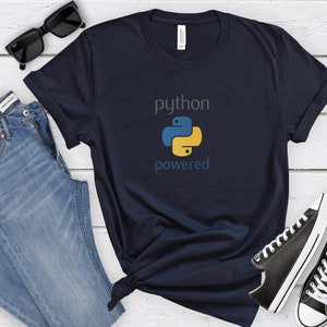 Pode incluir: Uma camiseta azul marinho com o texto "python powered" e um logotipo de pit&atilde;o amarelo e azul.