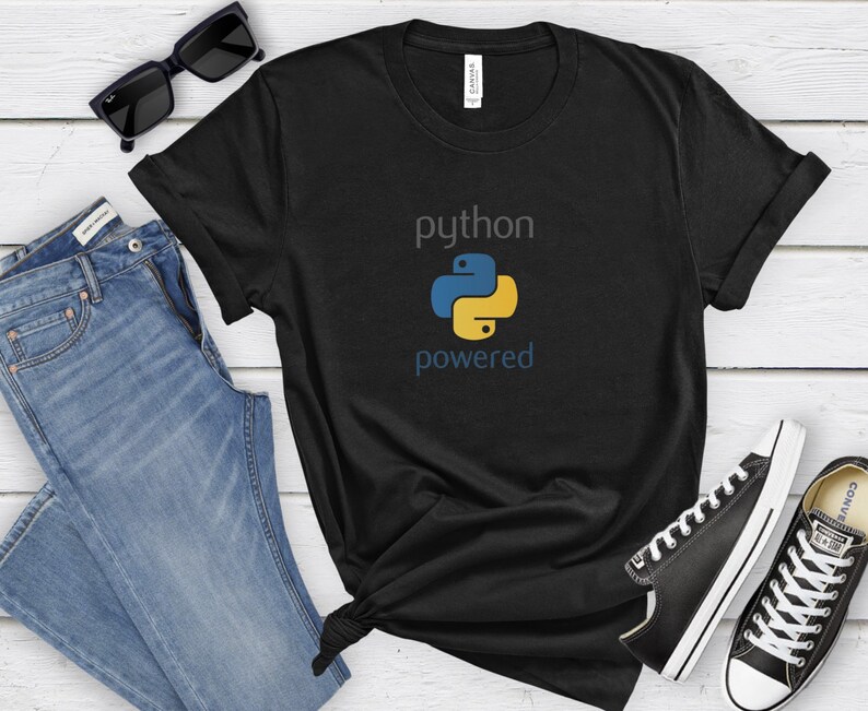 Pode incluir: Camiseta preta com um logotipo Python amarelo e azul e o texto "python powered".