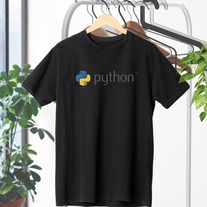 Peut inclure: T-shirt noir avec un logo Python jaune et bleu et le mot "python" en blanc.