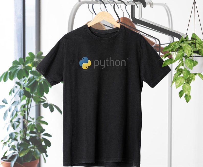 Peut inclure: T-shirt noir avec un logo Python jaune et bleu et le mot "python" en blanc.