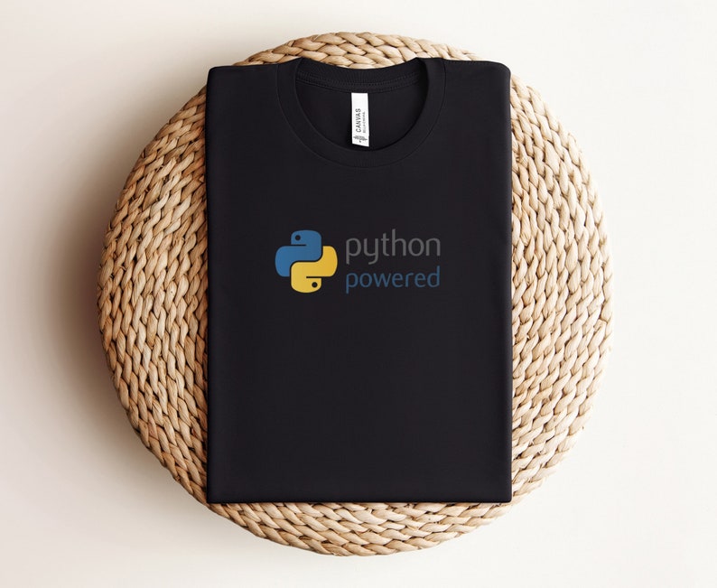 Peut inclure: T-shirt noir avec un logo Python jaune et bleu et le texte "python powered".
