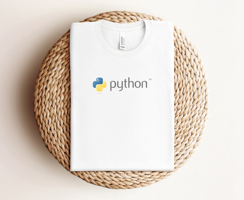 Peut inclure: T-shirt blanc avec un logo Python bleu et jaune et le mot "python" en gris.