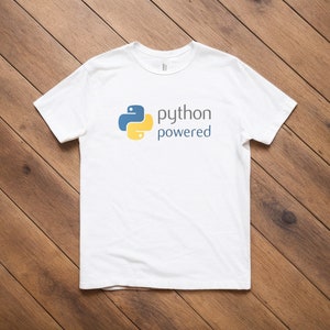 Peut inclure: T-shirt blanc avec un logo Python bleu et jaune et le texte "python powered".