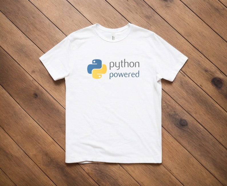 Peut inclure: T-shirt blanc avec un logo Python bleu et jaune et le texte "python powered".
