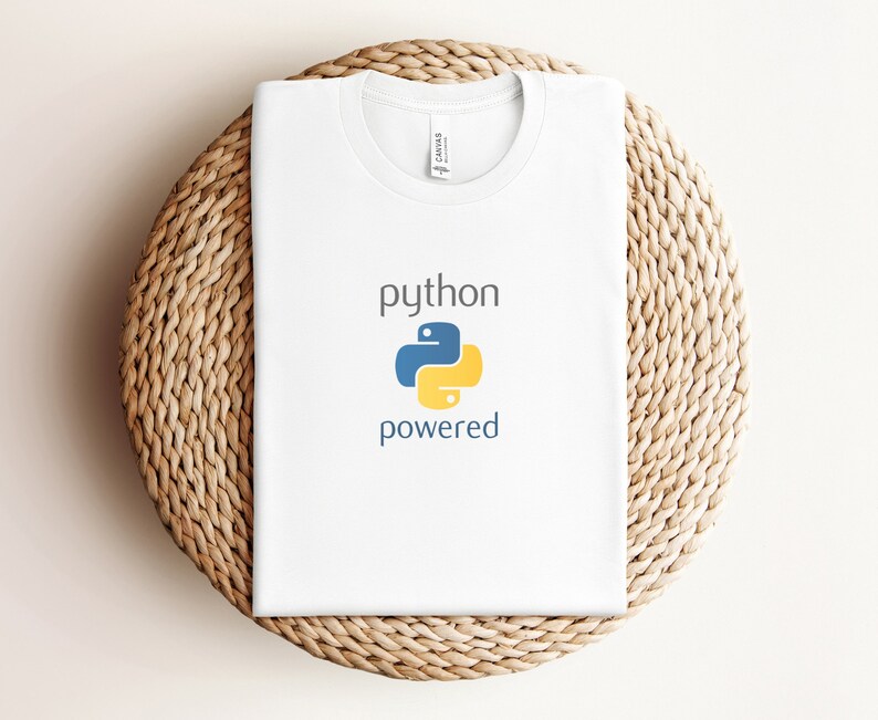 Pode incluir: Camiseta branca com o texto "python powered" e um logotipo de pit&atilde;o amarelo e azul.
