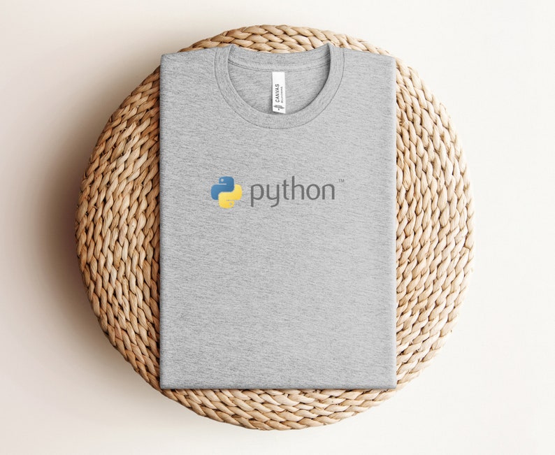 Peut inclure: Un t-shirt gris avec un logo Python jaune et bleu et le mot "python" en blanc.