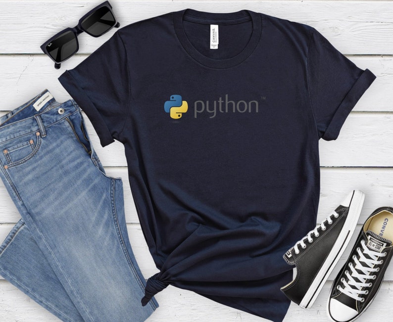 Peut inclure: Un t-shirt bleu marine avec un logo Python jaune et bleu et le mot "python" en blanc.