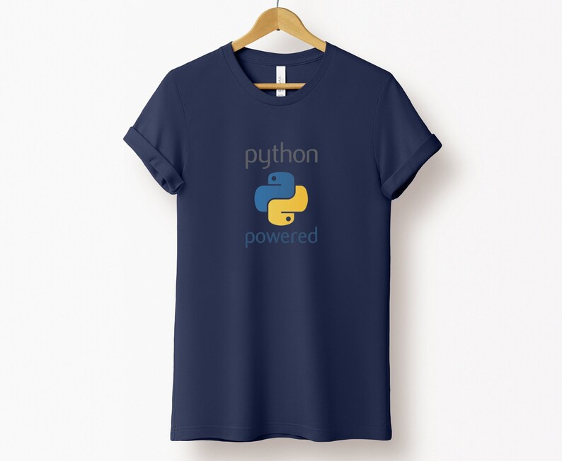 Pode incluir: Uma camiseta azul marinho com o texto "python powered" e um logotipo de pit&atilde;o amarelo e azul.