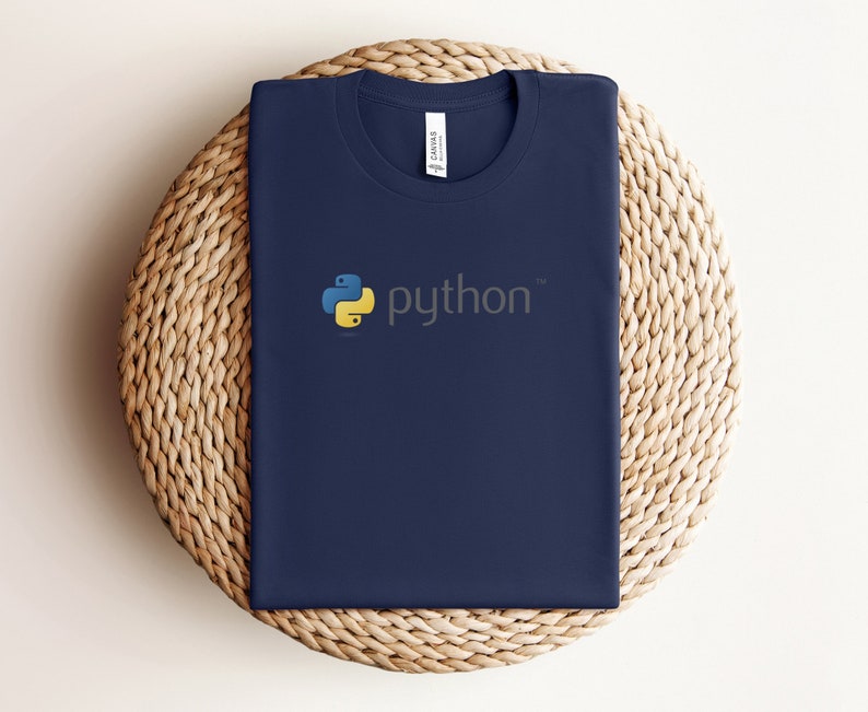 Peut inclure: Un t-shirt bleu marine avec un logo Python jaune et bleu et le mot "python" en gris.
